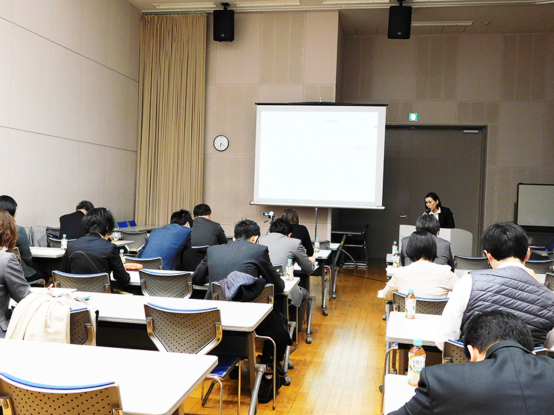 足立区後援セミナー「1時間でわかる!医療介護現場における定着率・生産性向上の戦略」のレポート