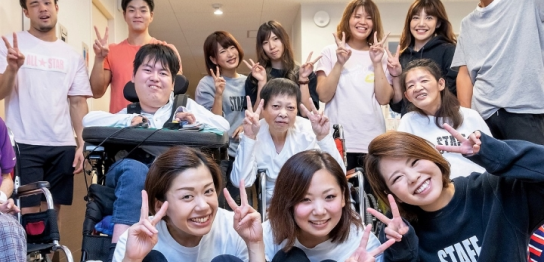 SNSを使った採用に成功！　求職者の心に響くSNSの活用方法とは？-HIDAMARI GROUP-