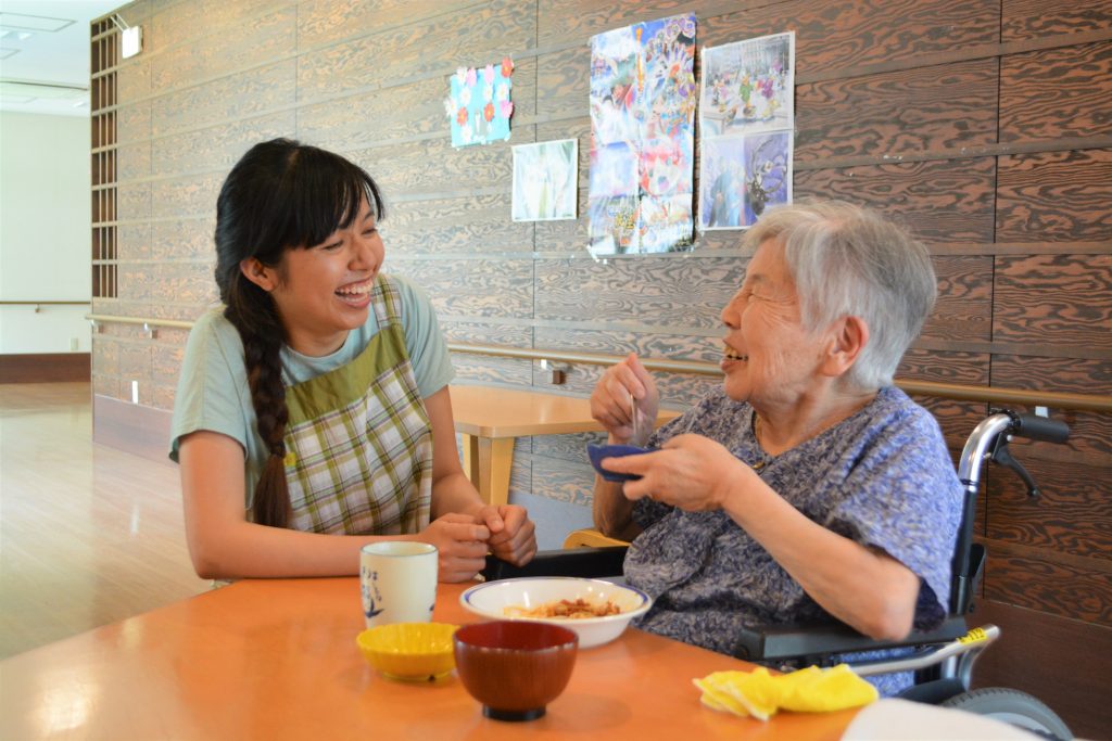 外国人採用で介護現場を活性化!その成功の秘訣を探る-特別養護老人ホーム愛成苑-