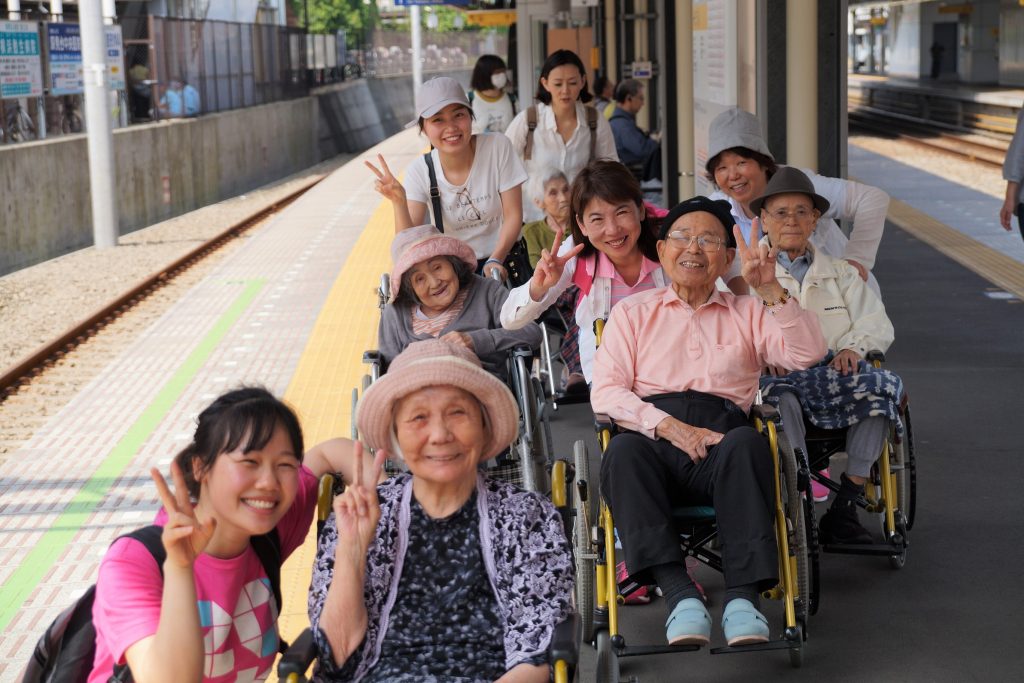 外国人採用で介護現場を活性化!その成功の秘訣を探る-特別養護老人ホーム愛成苑-