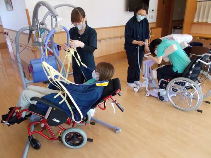 腰痛予防で職員の負担軽減！　離職防止にも効果あり-社会福祉法人 宣長康久会 ささづ苑-