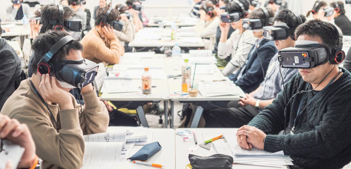 介護現場のリーダーを育てる VR(仮想現実)を活用した管理者育成方法 -株式会社シルバーウッド-