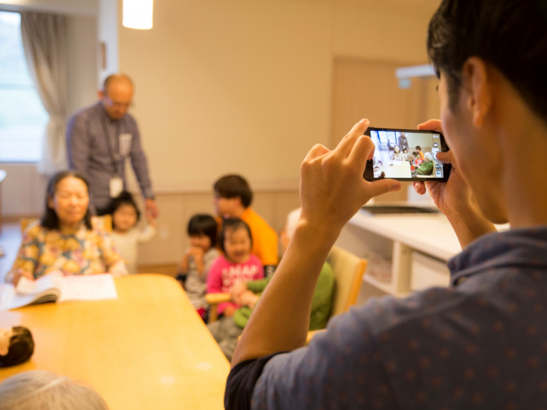 介護業界のICT導入で現場はどう変化する？メリット・デメリットや成功事例